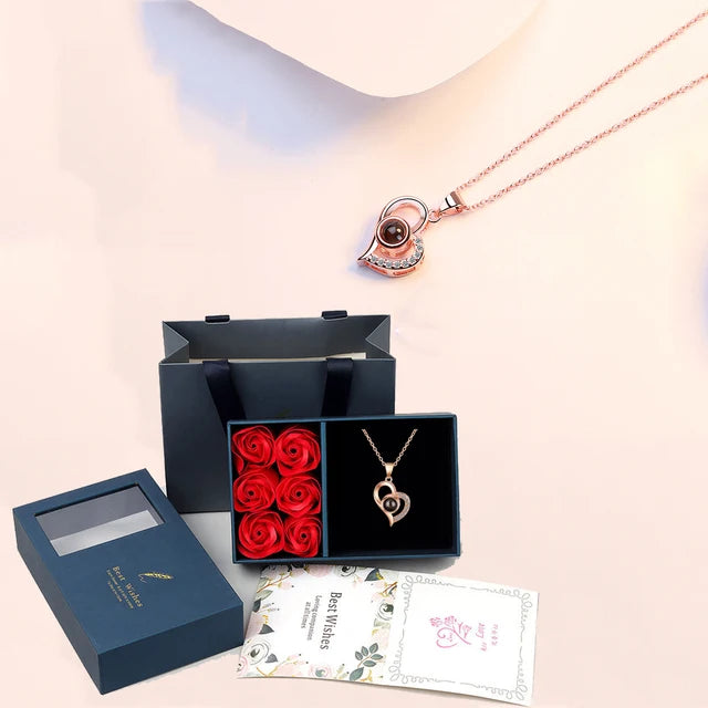 Collana "Ti amo" in 100 lingue con confezione regalo di lusso con 6 rose