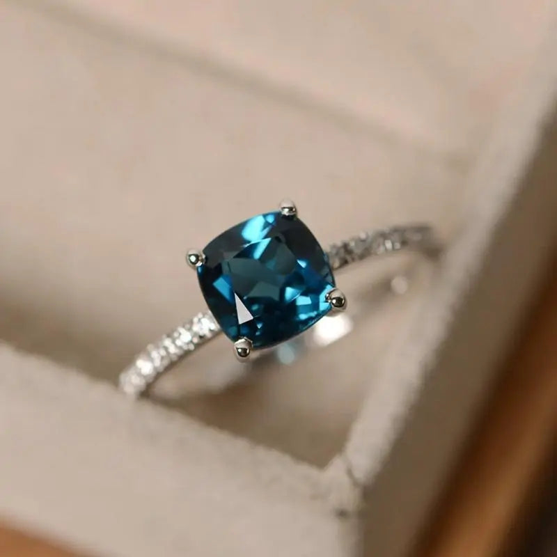 Anello in cristallo blu con pietra quadrata