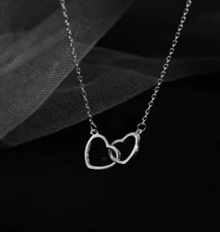 Collana con ciondolo a forma di cuore vuoto