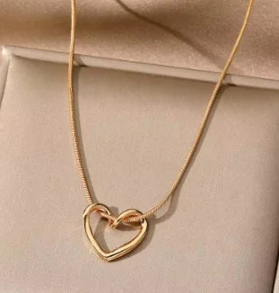 Collana con ciondolo a forma di cuore vuoto