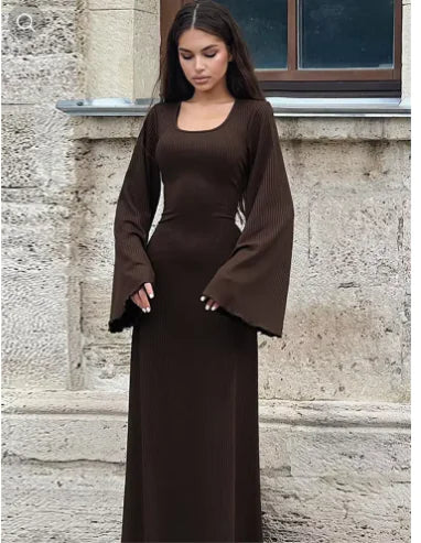 Adelina - Robe tendance à encolure dégagée avec laçage au dos et manches longues trompette - robe pour femme