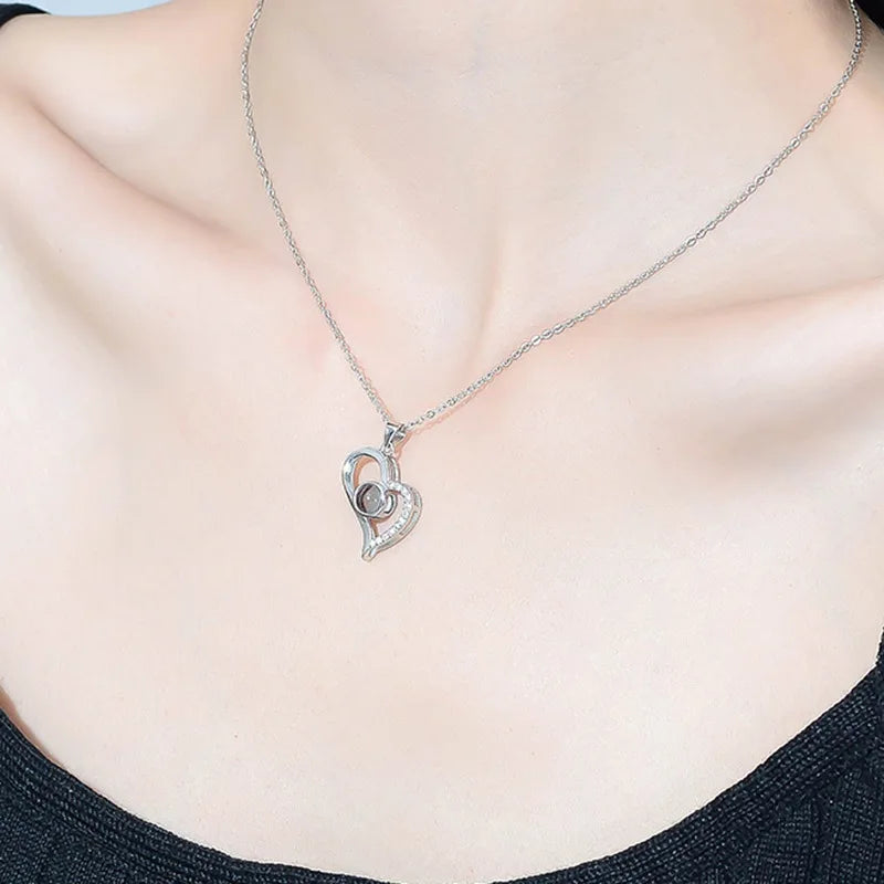 Collana "Ti amo" in 100 lingue con confezione regalo di lusso con 6 rose