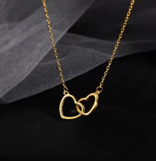 Collana con ciondolo a forma di cuore vuoto